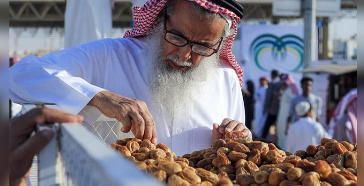 رجل يبيع التمر في نجران