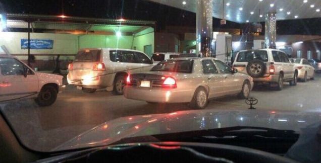 الطوابير أمام المحطات (تويتر)