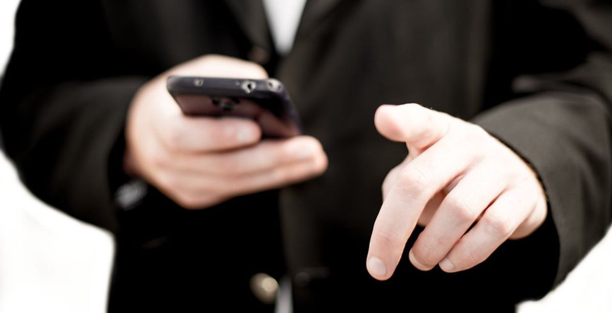 جوالات سامسونج ترسل صور المستخدمين لجهات الاتصال