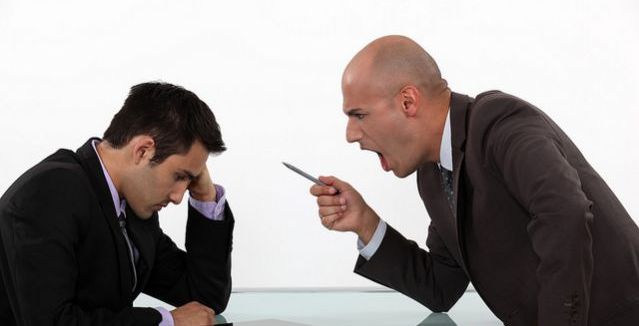 اضرار المدير السيء مساوية لأضرار التدخين