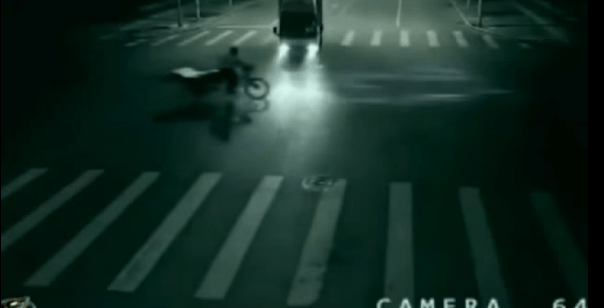 فيديو مخلوق يخلص سائق دراجة بأعجوبة