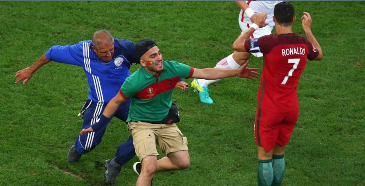 اقتحام ملاعب كرة القدم