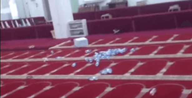 رمي النفايات في أحد مساجد تيماء