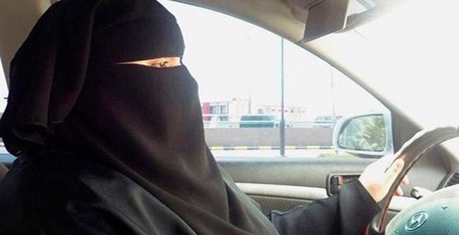 سعودية تقود السيارة