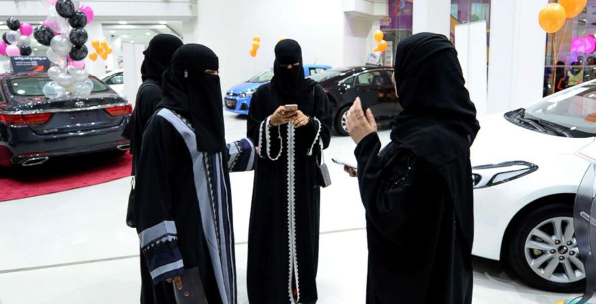 من داخل أحد معارض السيارات في السعودية