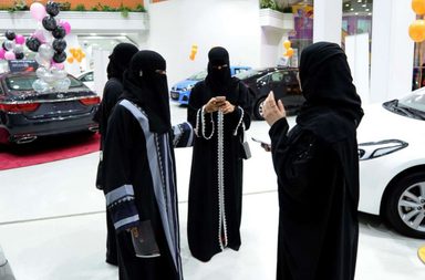 من داخل أحد معارض السيارات في السعودية