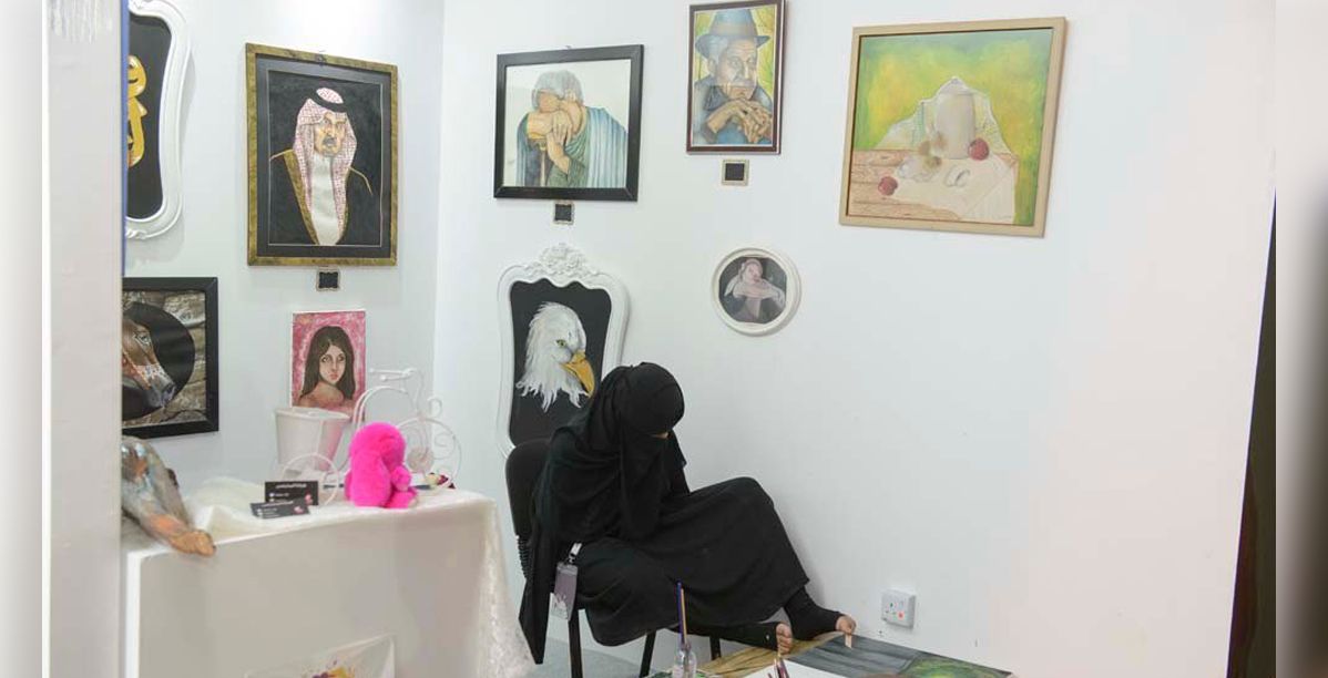 هيلة المحيسن سعودية ترسم بقدميها 