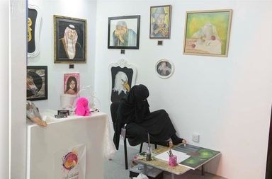 هيلة المحيسن سعودية ترسم بقدميها 