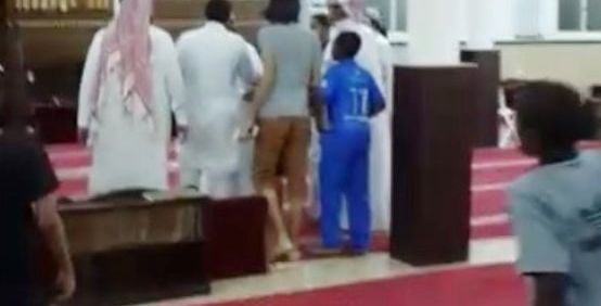 دخلوا إلى المسجد بعد سماع صوت الغناء