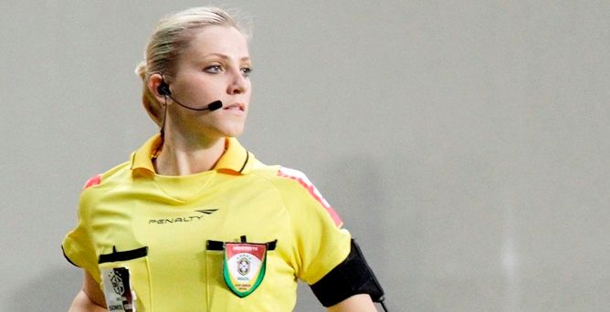 حكم انثى اضاعت ركلة جزاء لمنتخب انجلترا 