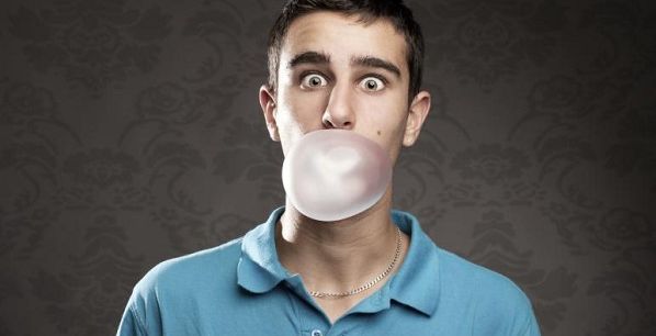 حقيقة ابتلاع العلكة