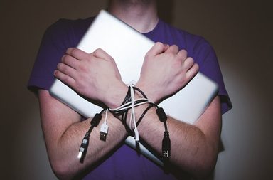 لا مبالغة. بتنا مكبلين بالإنترنت