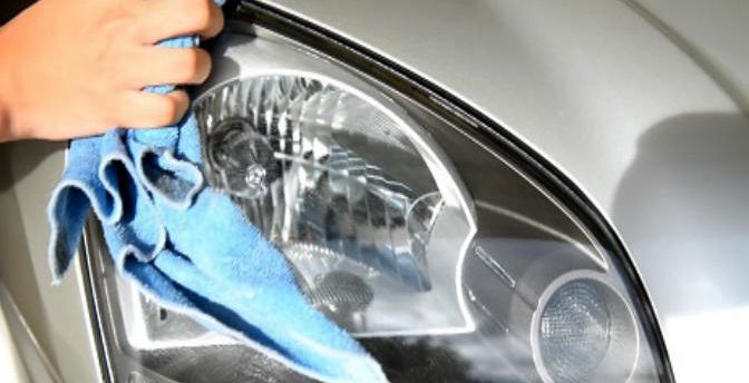 طرق تنظيف زجاج مصابيح السيارات