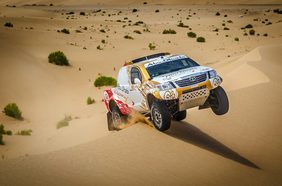 الشيخ خالد القاسمي في سيارته