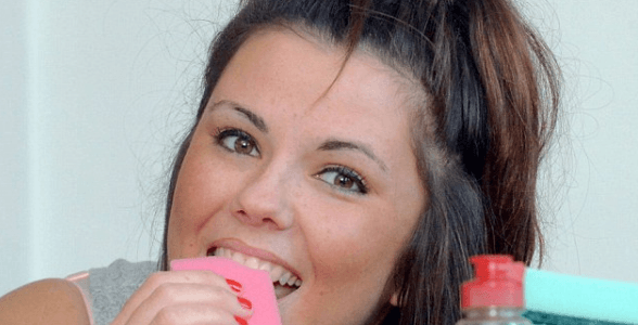شابة مدمنة على أكل الاسفنج