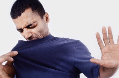 طريقة للتخلص من رائحة العرق