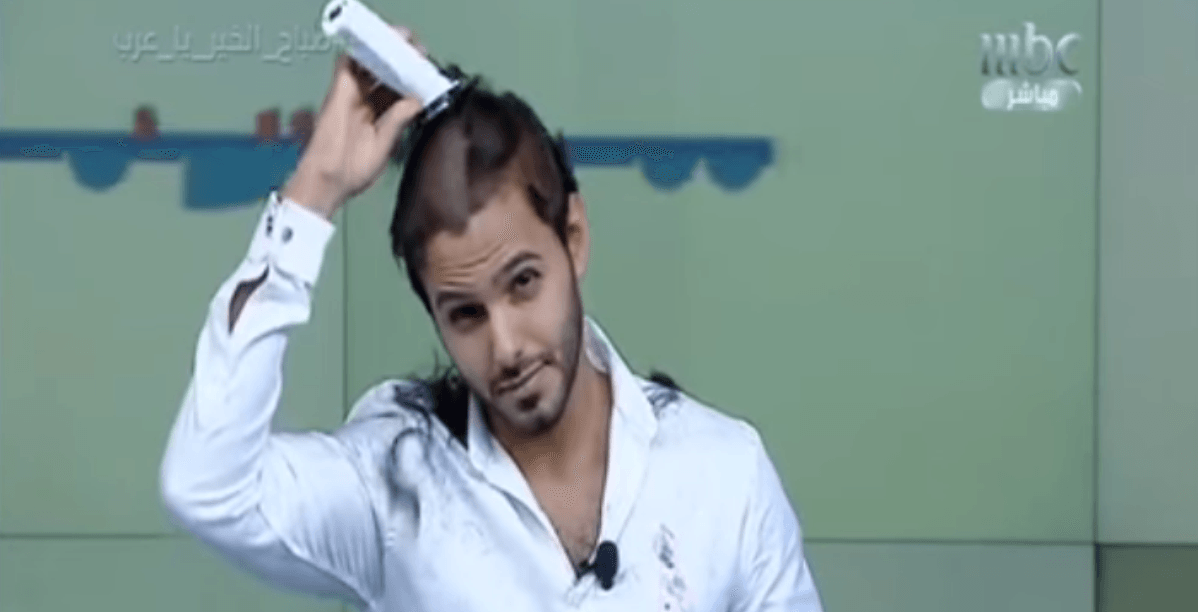 المذيع السعودي بدر آل زيدان يحلق شعره على الهواء