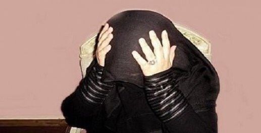 إمرأة مسلمة تضرب على رأسها (twitter.com)