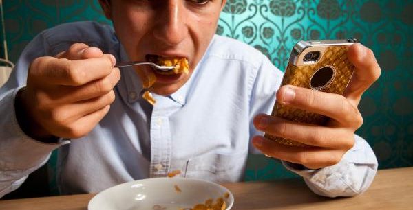 حتى أثناء تناول الطعام أستعمل الهاتف