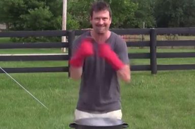 رجل يقوم بتحدي سكب المياة الساخنة على الراس