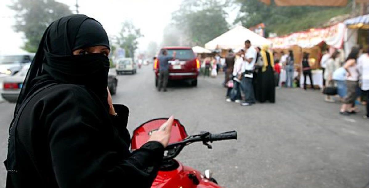 فتاة على دراجة