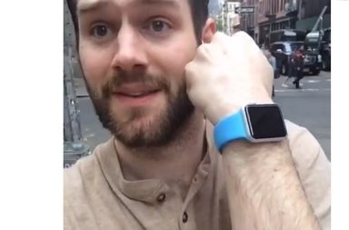 كريس يجول في الطرقات ويجعل الناس يشاهدون ساعة Apple  الجديدة