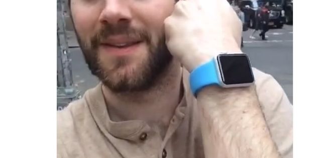 كريس يجول في الطرقات ويجعل الناس يشاهدون ساعة Apple  الجديدة