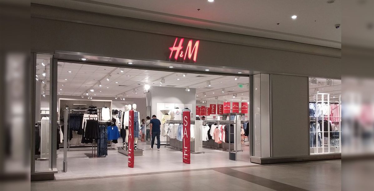 جوارب H&M تسيء للدين