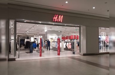 جوارب H&M تسيء للدين