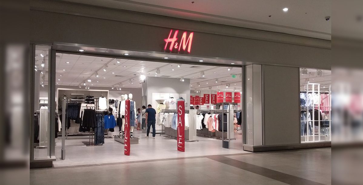 جوارب H&M تسيء للدين