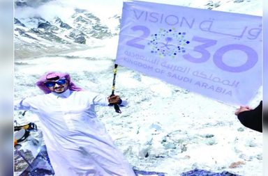 خالد الغامدي يرفع علم الرؤية 2030