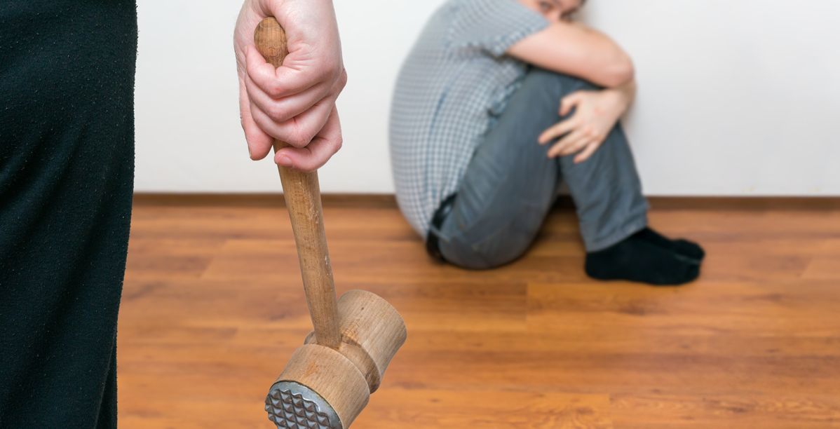 زوجة تعنف زوجها في السعودية