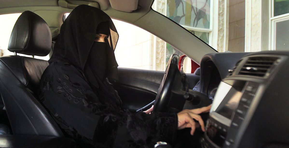 فتاة سعودية تقود سيارة وتنقذ سائقها