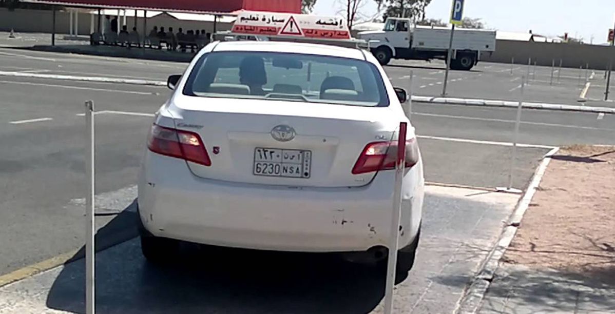قيادة سيارة