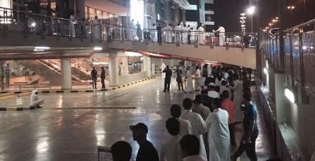 هكذا اصطف السعوديون أمام المتاجر (arabapps)