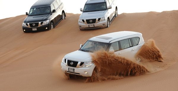 سيارة في الصحراء.