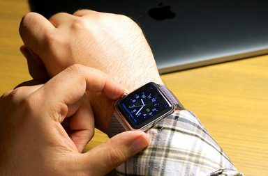 سعر ساعة ابل في السعودية