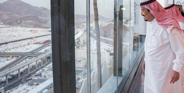 الملك سلمان يشرف على سير الحج