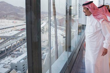 الملك سلمان يشرف على سير الحج