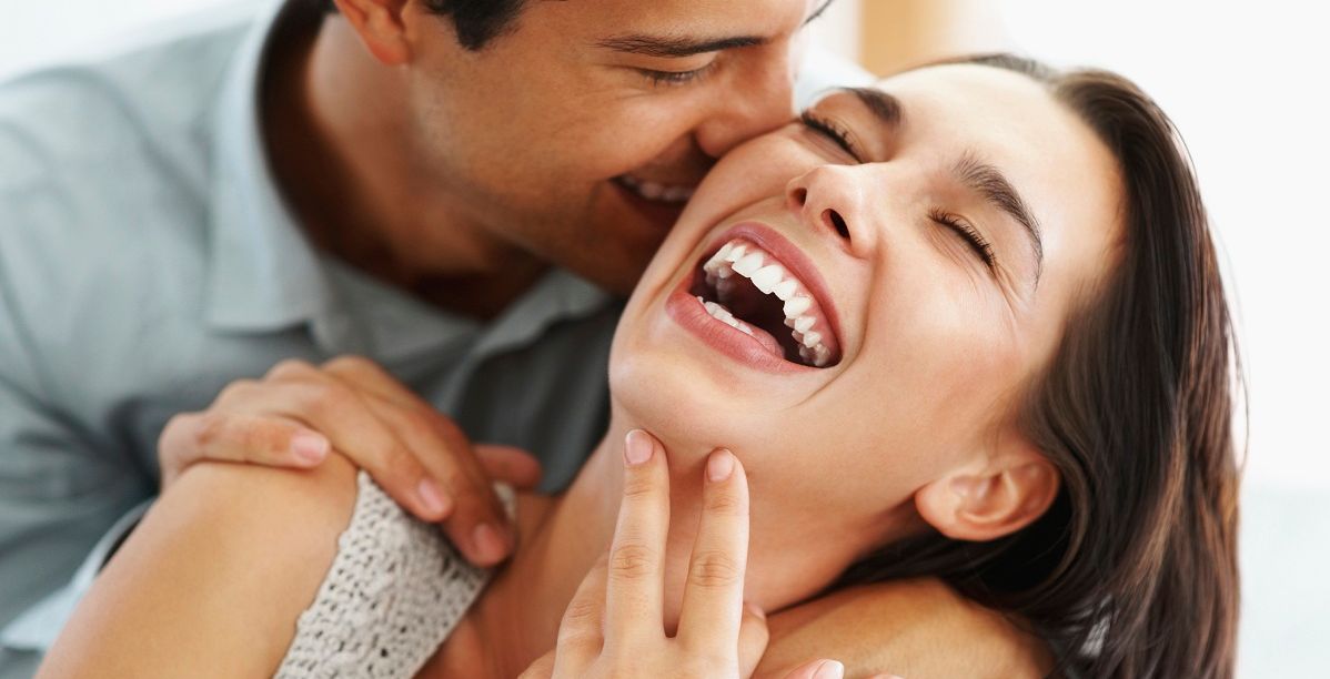 فوائد مداعبة الزوج لزوجته