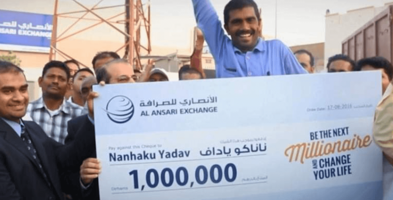 عامل هندي يفوز بجائزة مليون درهم في الامارات