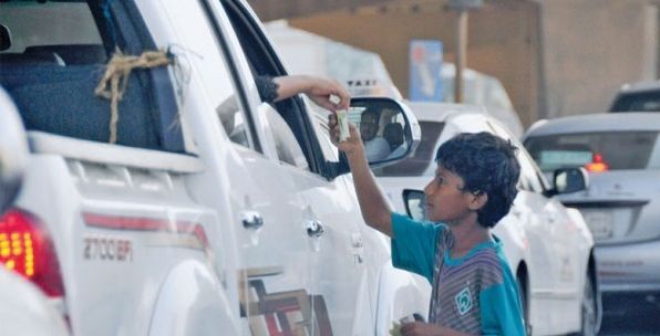 طفل يطلب المال