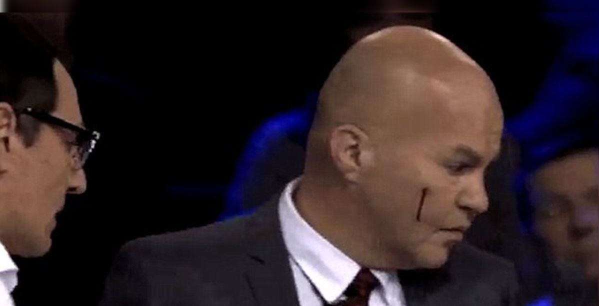 صحفي روسي يضرب احد ضيوفه