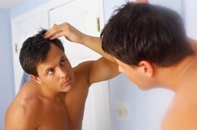 هل القشرة تسبب تساقط الشعر