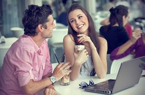 اشارات وحركات اعجاب الفتاة بالشاب