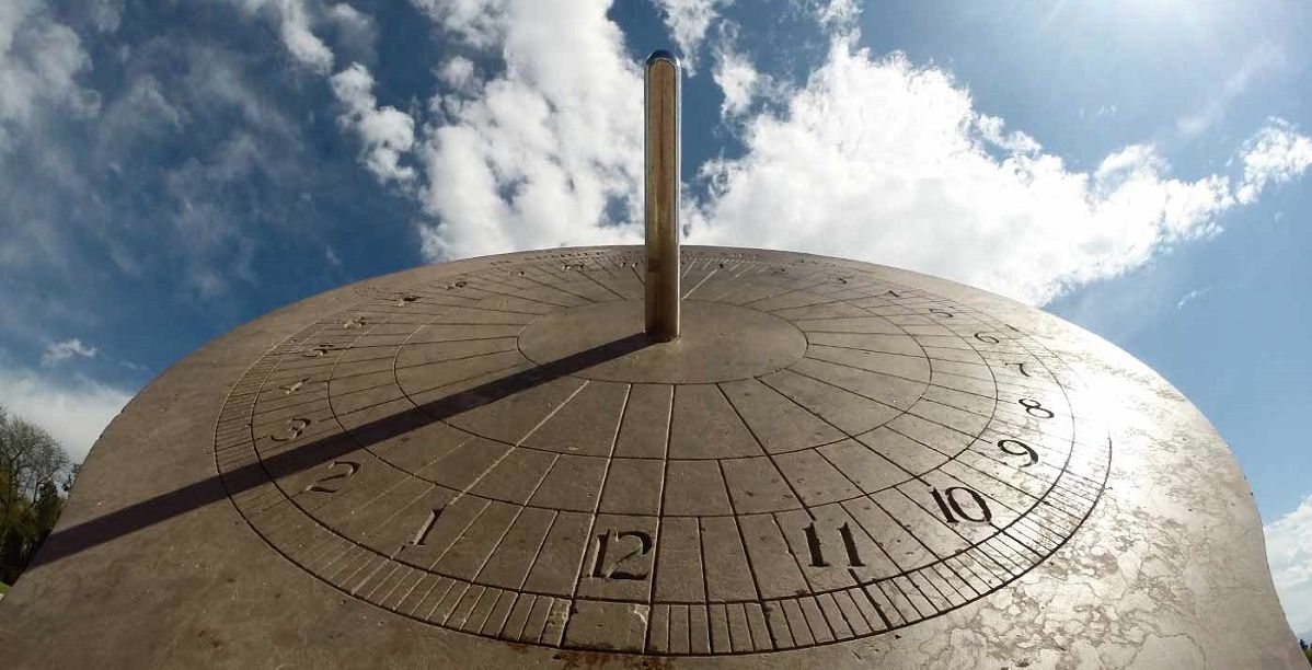 الساعة الشمسية التي استخدمها العرب قديما لقياس الوقت