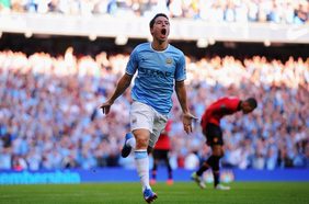 سمير نصري يحتفل بتسجيل هدف في مرمى يونايتد