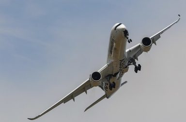 تحليق طائرة