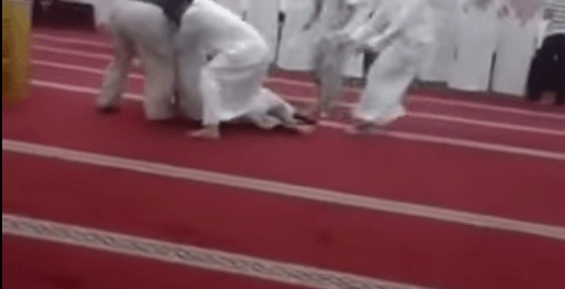رجل يدخل المسجد ويصرخ انا المهدي