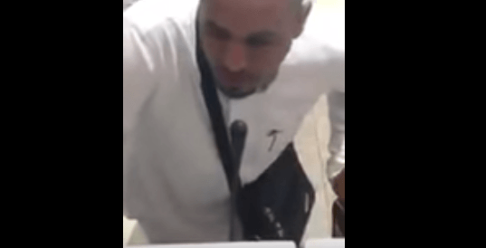 ماذا فعل هذا المسافر؟